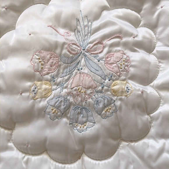 Source Unknown Other - Vintage 1970s Elegant Cream Pastel Appliqué Embroidered Crib Quilt